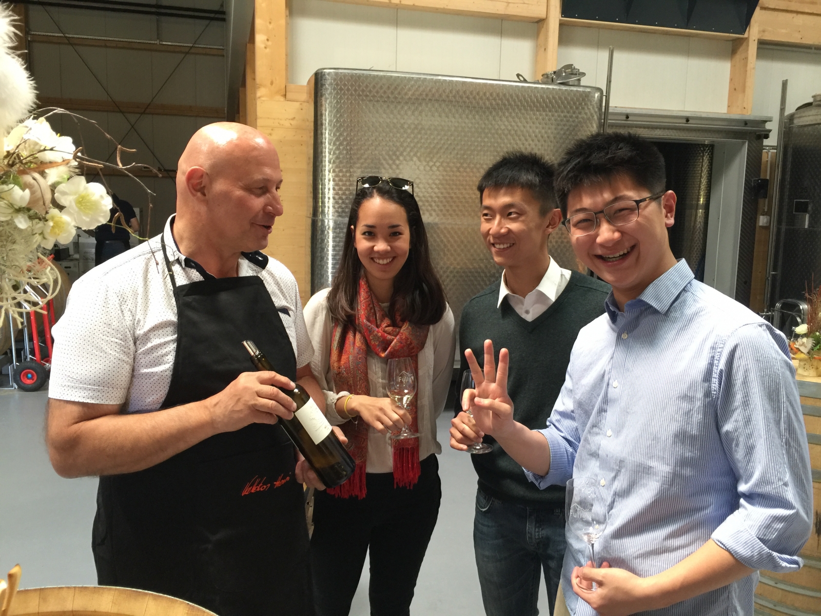 Pauline Bristeau, Alexandre Peh et Jefferson Liu, ici en compagnie de Henri Valloton à Fully, ont profité de cette première journée de Caves Ouvertes pour affiner leurs connaissances des vins du Valais.