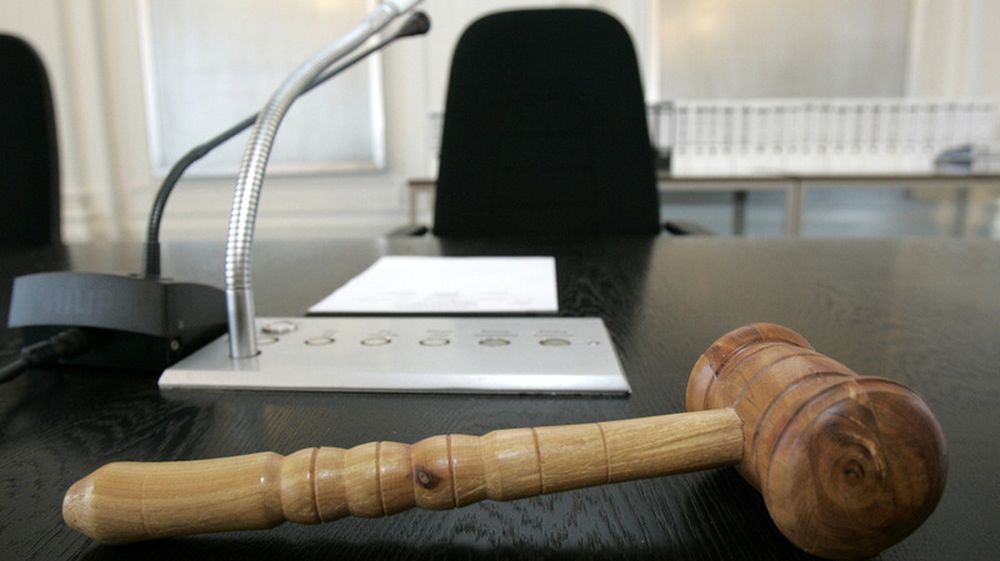 C'est la première fois qu'un tribunal en Suède condamne une personne pour viol pour avoir obligé quelqu'un d'autre à commettre des actes sexuels sur une autre personne.