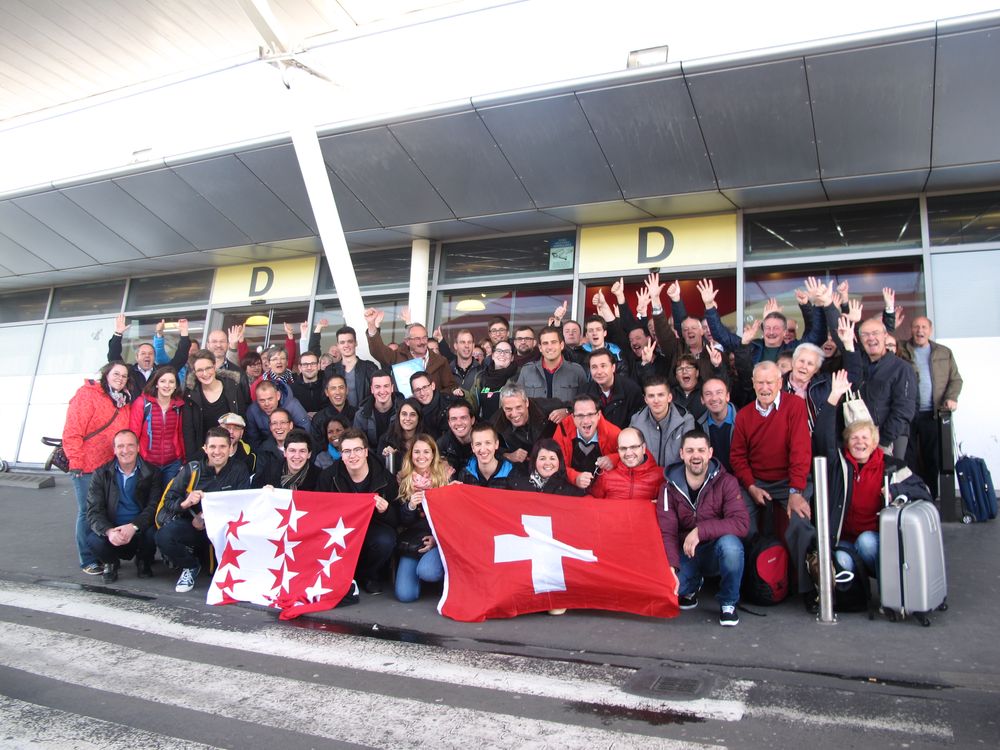 Les musiciennes et musiciens du Valaisia Brass Band, entourés de leurs supporters, à la sortie de l'aéroport de Lille.