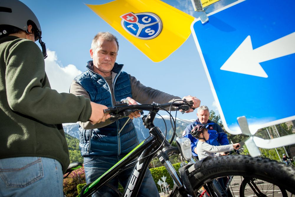 Mandaté par le TCS, le mécano spécialisé en cycles Patrice Closuit contrôle les vélos des élèves de 8H à 11H dans le cadre des cours d'éducation routière.