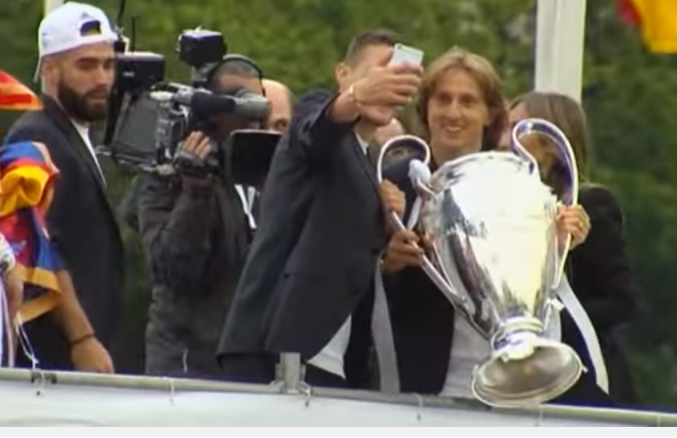 Après avoir pris des photos de leurs supporters, les joueurs ont défilé avec la coupe sur la plate-forme spécialement mise en place tout autour de la statue de la déesse Cybèle.