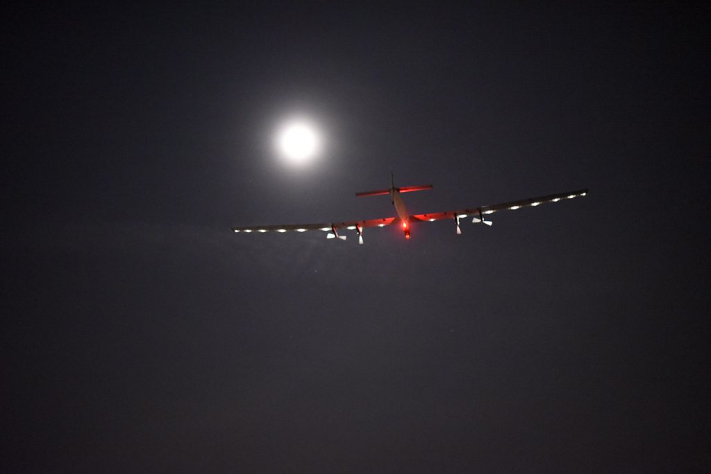 L'avion se dirige vers la Pennsylvanie, sur la côte est, qu'il devrait atteindre dans la soirée après 17 heures de vol.