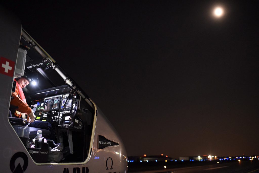 Solar Impulse 2 boucle avec succès la 13e étape d'un tour du monde démarré il y a plus d'un an.