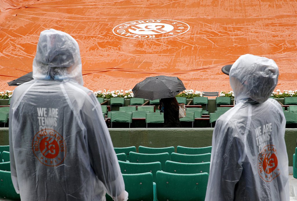 Les fortes pluies qui s'abattent sur la capitale française ont eu raison des parties prévues lundi.