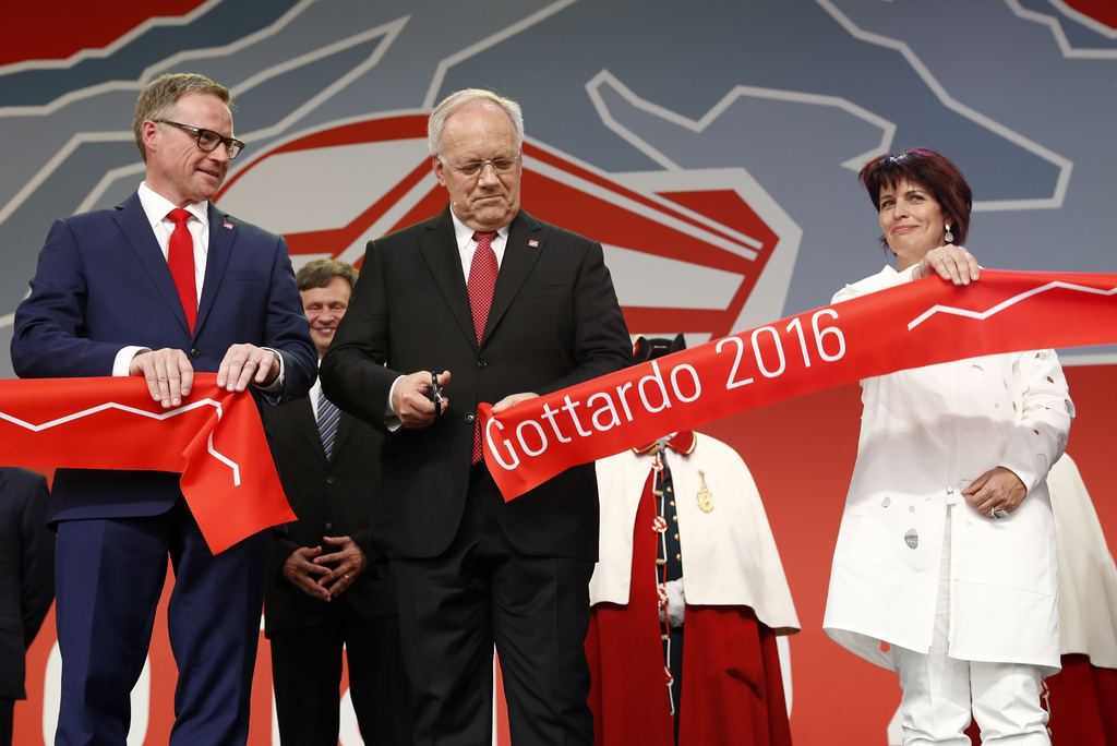 Andreas Meyer, CEO de Swiss Federal Railways CFF, le président de la Confédération Johann Schneider-Ammann et la conseillère fédérale Doris Leuthard au moment du coupé du ruban, au portail sud du Gothard, à Pollegio.