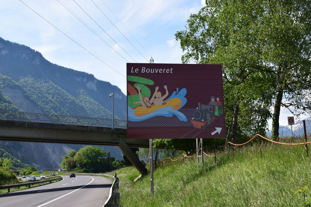 Les panneaux doivent représenter au maximum deux activités. Comme ici au Bouveret.