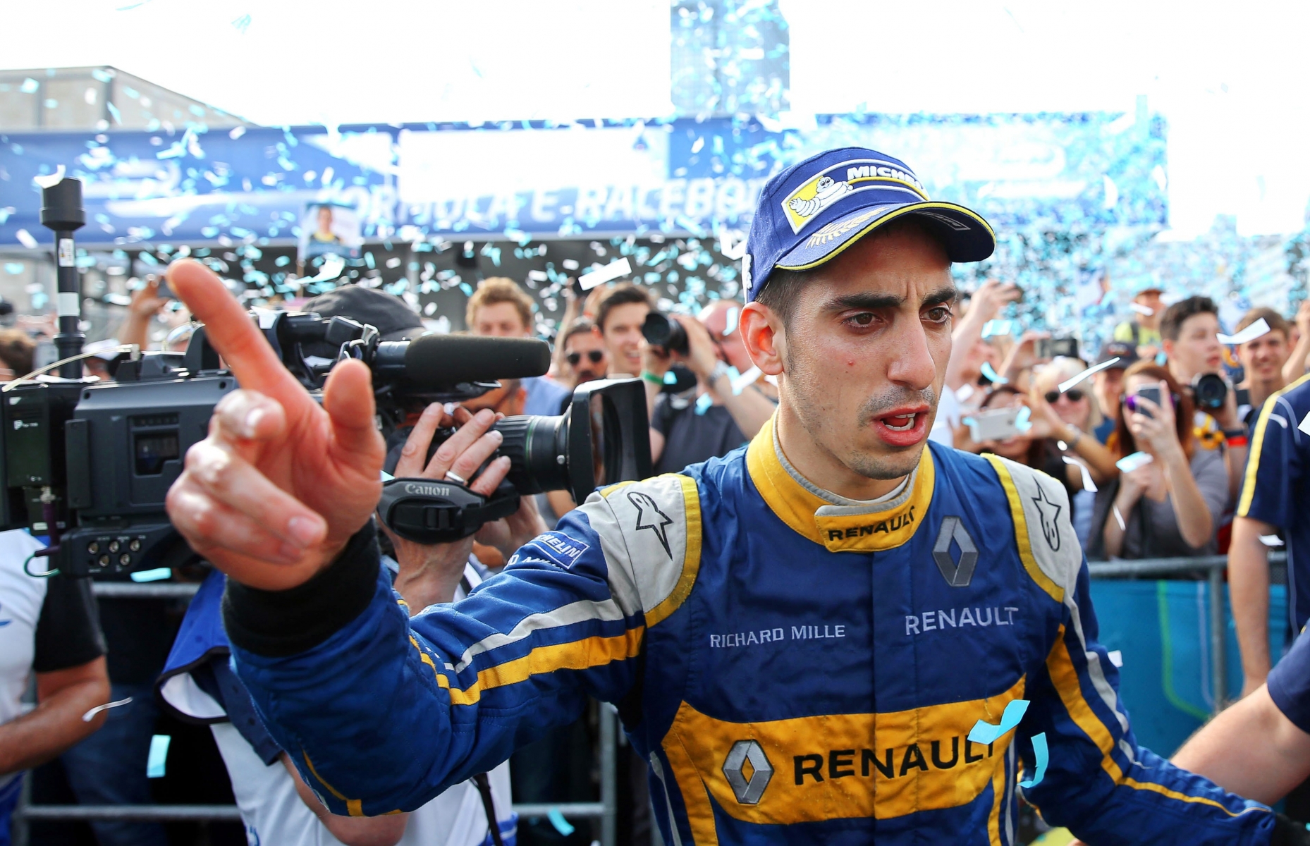 epa05321680 Swiss driver Sebastien Buemi of Team Renault e.dams celebrates after winning the FIA Formula E Berlin ePrix race in Berlin, Germany, 21 May 2016. The Formula E championship is the first all-electric racing series in the world and was inaugurated in September 2014. Ten teams with a total of 20 drivers take part in ten races around the world.  EPA/JENS BUETTNER GERMANY MOTOR RACING FORMULA E