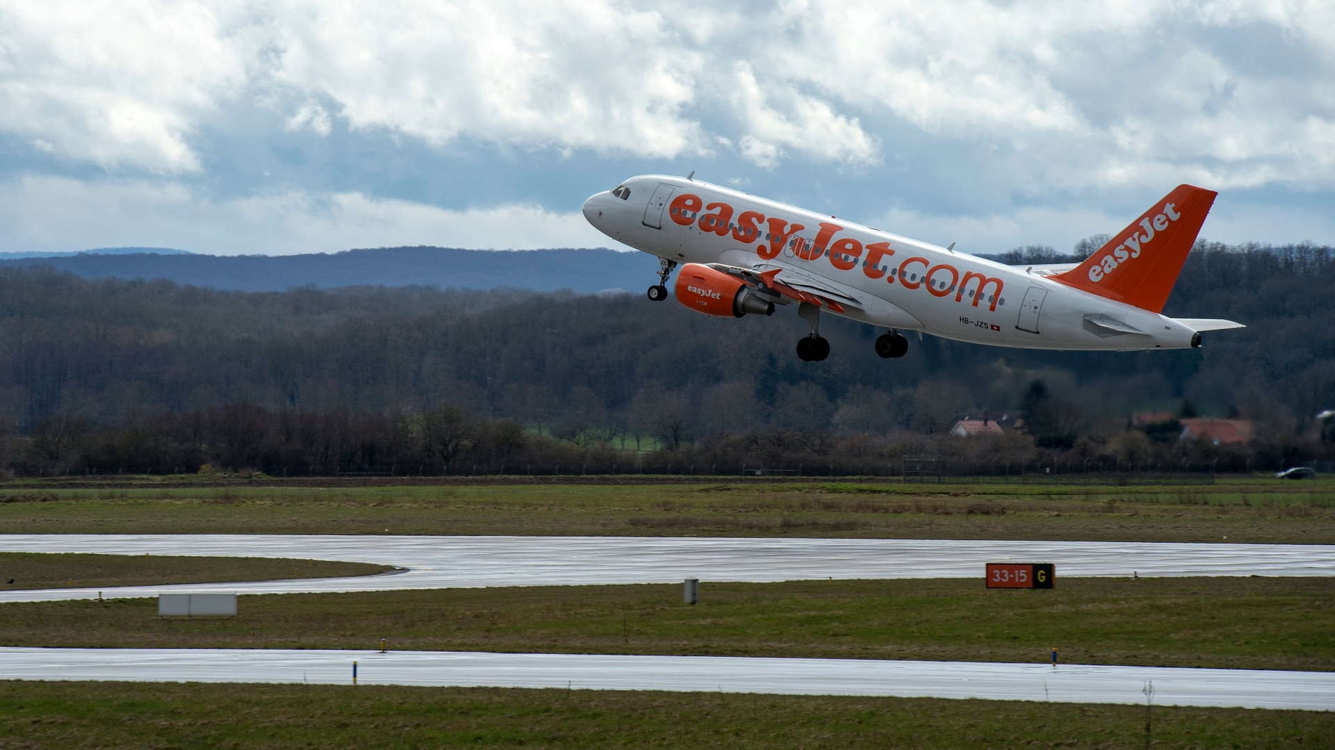 Ein Flugzeug der Fluggessellschaft Easy Jet startet vom Flughafen Basel-Mulhouse-Freiburg am Dienstag, 9. April 2013. (KEYSTONE/Georgios Kefalas) SCHWEIZ LUFTFAHRT EUROAIRPORT BASEL