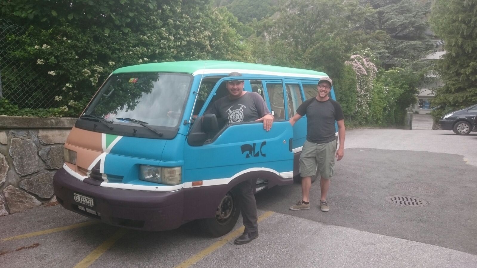 Le Tourbus et ses deux animateurs, Stéphane Roduit et Higinio Ferreira.