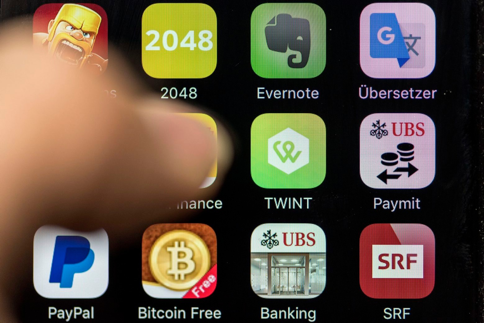THEMENBILD --- Die bargeldose Zahl- und Shopping App Twint der PostFinance, aufgenommen auf einem Smartphone am 5. Januar 2016 in Zuerich. Die fuenf groessten Banken sowie Coop, Migros und Swisscom haben sich auf eine Loesung f¸r ein Schweizer Mobile-Payment-System verstaendigt, wie die Unternehmen am Freitag, 27. Mai 2016 bekannt gaben. Beim Namen durchgesetzt hat sich Twint.  (KEYSTONE/Christian Beutler) SCHWEIZ MOBILE BEZAHSYSTEME TWINT