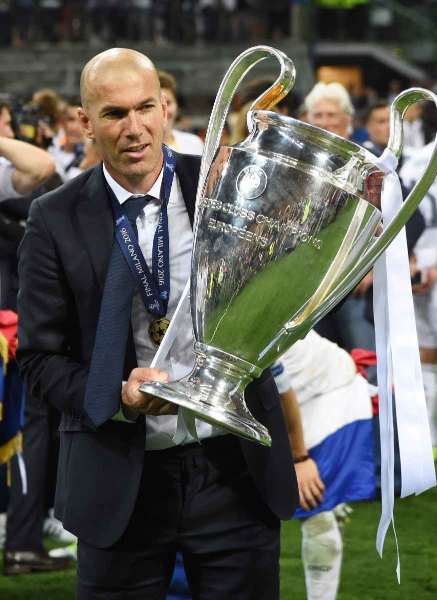 epa05334926 Coach Zinedine Zidane of Real Madrid celebrates with the trophy after Real Madrid won the UEFA Champions League final between Real Madrid and Atletico Madrid at the Giuseppe Meazza Stadium in Milan, Italy, 28 May 2016.  EPA/DANIEL DAL ZENNARO ITALY SOCCER UEFA CHAMPIONS LEAGUE FINAL 2016