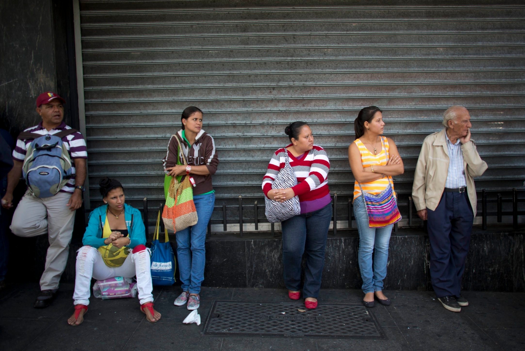 People wait in line to buy groceries at government regulated prices in Caracas, Venezuela, Wednesday, Jan. 27, 2016. There is currently a shortage of eggs and other basic foodstuffs in the country, and people wait in line for at least an hour to buy them. In a note published last Friday, the International Monetary Fund Western Hemisphere Director Alejandro Werner said inflation would more than double in the economically struggling South American country in 2016. (AP Photo/Ariana Cubillos) VENEZUELA WIRTSCHAFT NOTSTAND