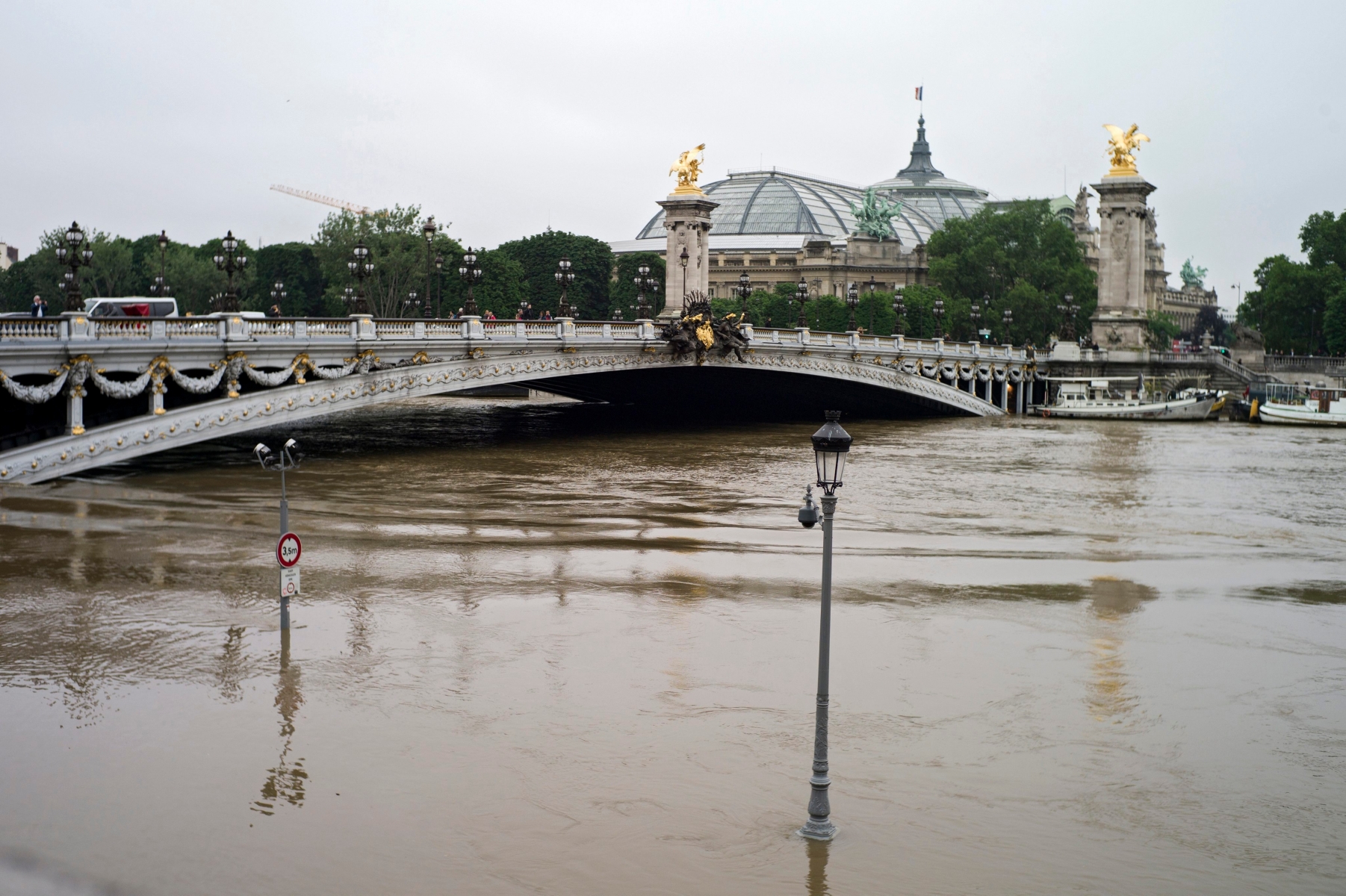 epa05342817 A general view of the Seine river shows a partially submerged street lamp next to the Alexandre III bridge in Paris, France, 02 June 2016. Floods and heavy rain drenched about a quarter of the French territory over several days.  EPA/YOAN VALAT FRANCE PARIS FLOOD