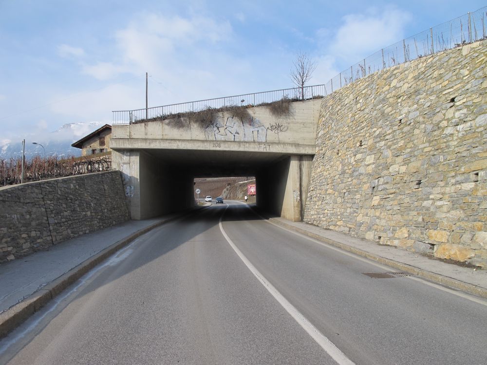 Le drame s'est produit sur la route qui mène de Sion à Savièse, sous le pont de la route de La Muraz. Le Nouvelliste