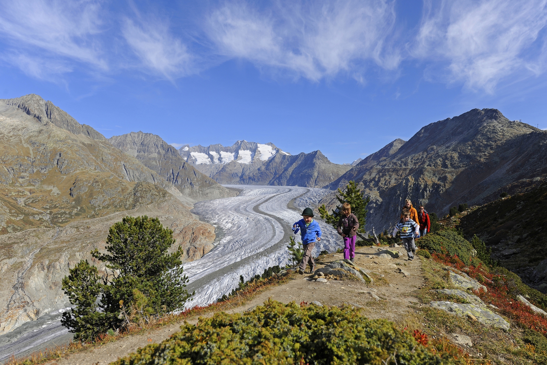 La balade de Riederalp à Fiescheralp, à plus de 2 000 mètres d’altitude, est praticable en famille. 