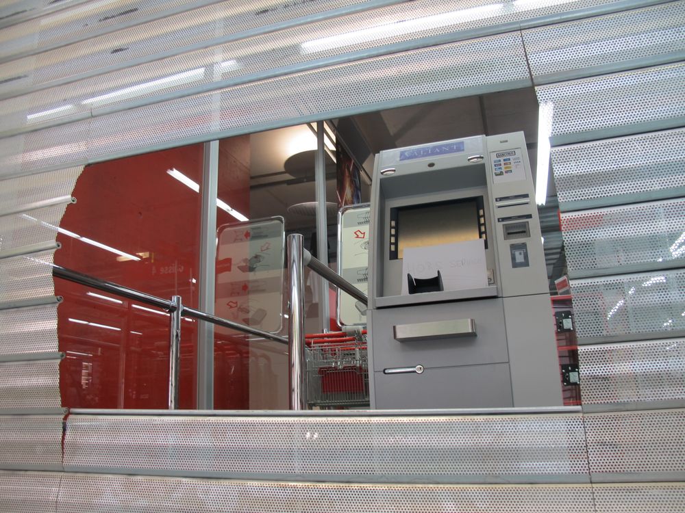 Les bandits ont découpé le rideau métallique pour accéder au bancomat. 