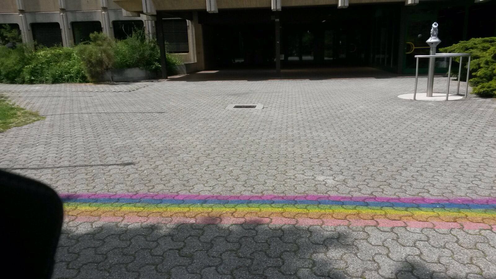Un arc-en-ciel, symbole des personnes LGBT, est apparu dans la cour des Creusets mercredi.