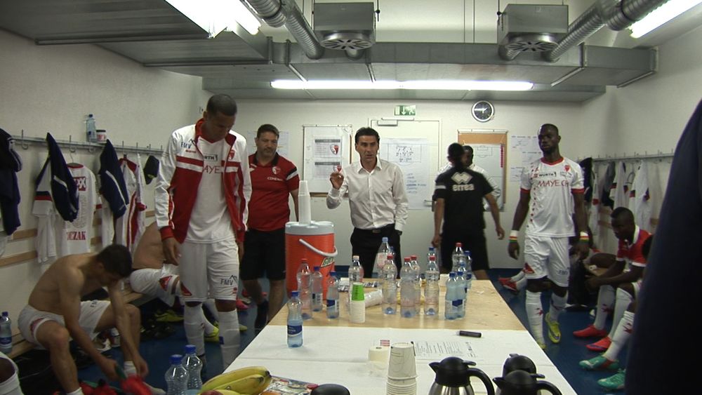 Didier Tholot donne ses consignes dans le vestiaire durant la mi-temps de la finale de coupe de Suisse face au FC Bâle.