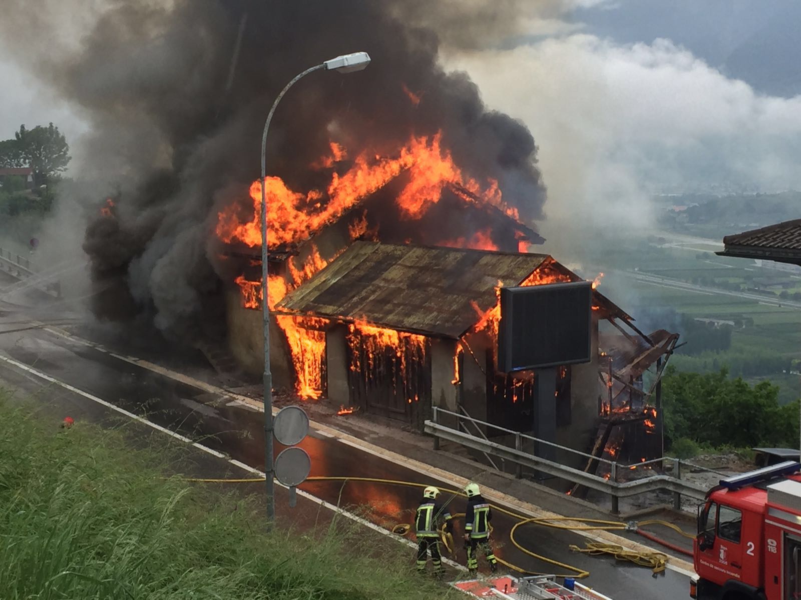 Les pompiers sont intervenus lors de l'incendie d'un dépôt à Arvillard, sur la commune de Sion.
