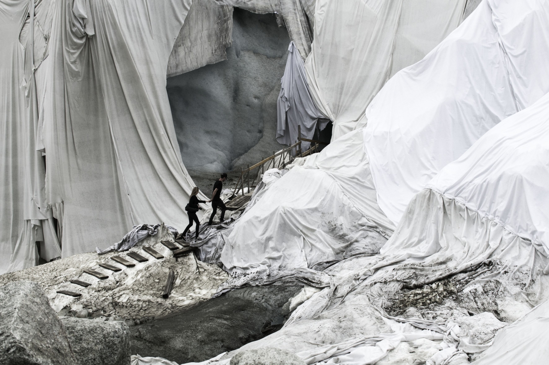 La photographe a dirigé son objectif sur le glacier du Rhône, en partie recouvert de bâches.