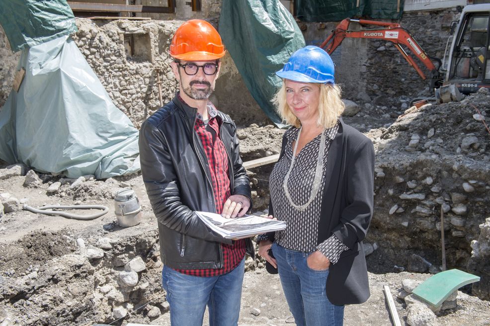 Le municipal Raphaël Crittin et l'archéologue cantonale Caroline Brunetti soulignent la bonne relation canton-commune dans la gestion de cette découverte
