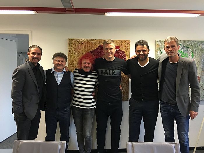 Andris Vanins avec le staff du FC Zurich. 