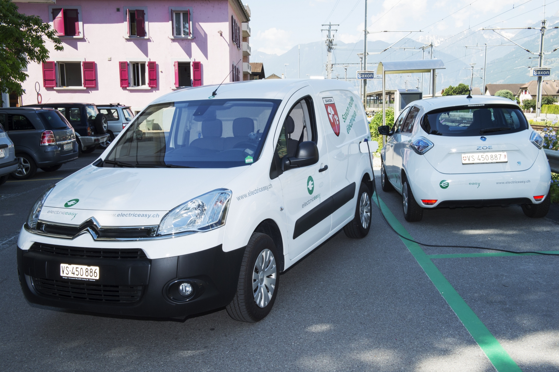 Un utilitaire et une voiture de tourisme composent la flotte saxonintze de voitures électriques en libre-service.