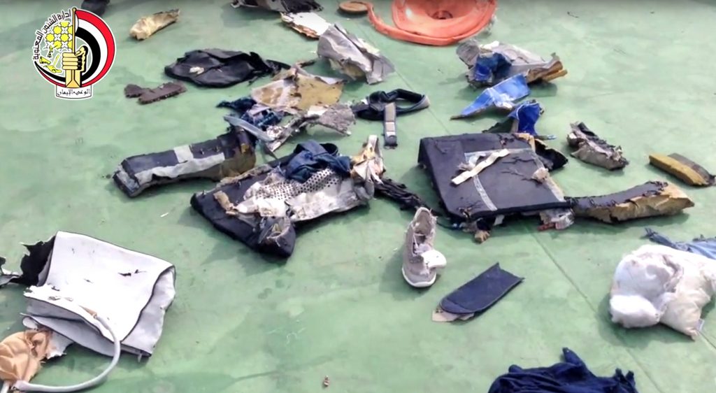 Suite au crash de l'Airbus A320 d'EgyptAir, en plus des effets personnels des passagers sur cette image, des restes humains ont été retrouvés et acheminés à Alexandrie.