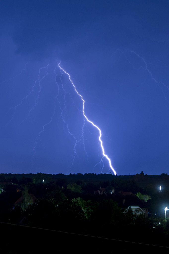 Le bilan particulièrement lourd s'explique par les fréquents orages lors de la période de mousson.