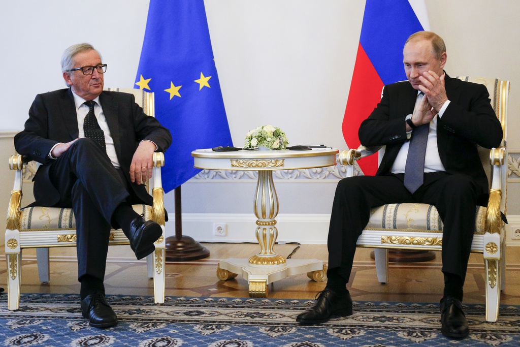 Le président de la Commission européenne Jean-Claude Juncker avait déjà discuté de ces sanctions avec Vladimir Poutine lors du Forum économique international de Saint-Pétersbourg.
