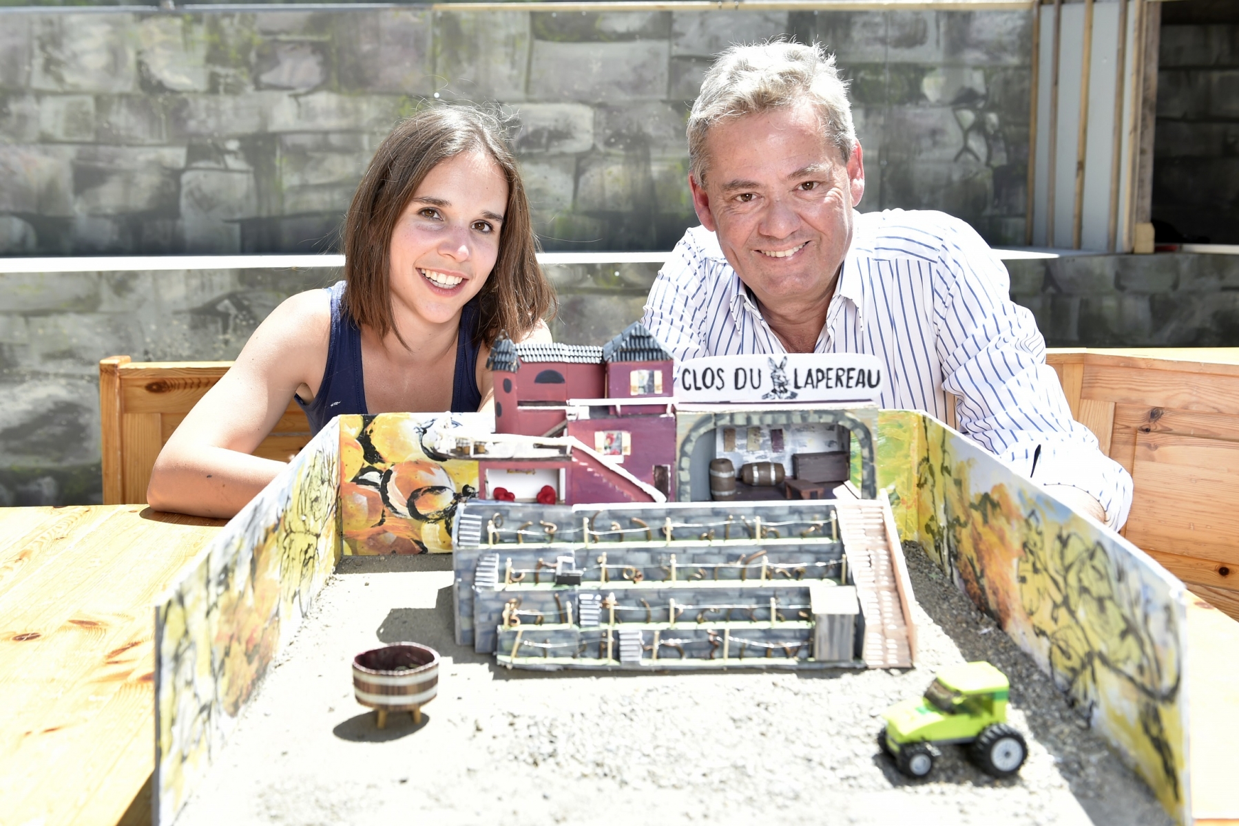 Deborah Henchoz, décoratrice et Olivier Duperrex, metteur en scène présentent la maquette des décors. 