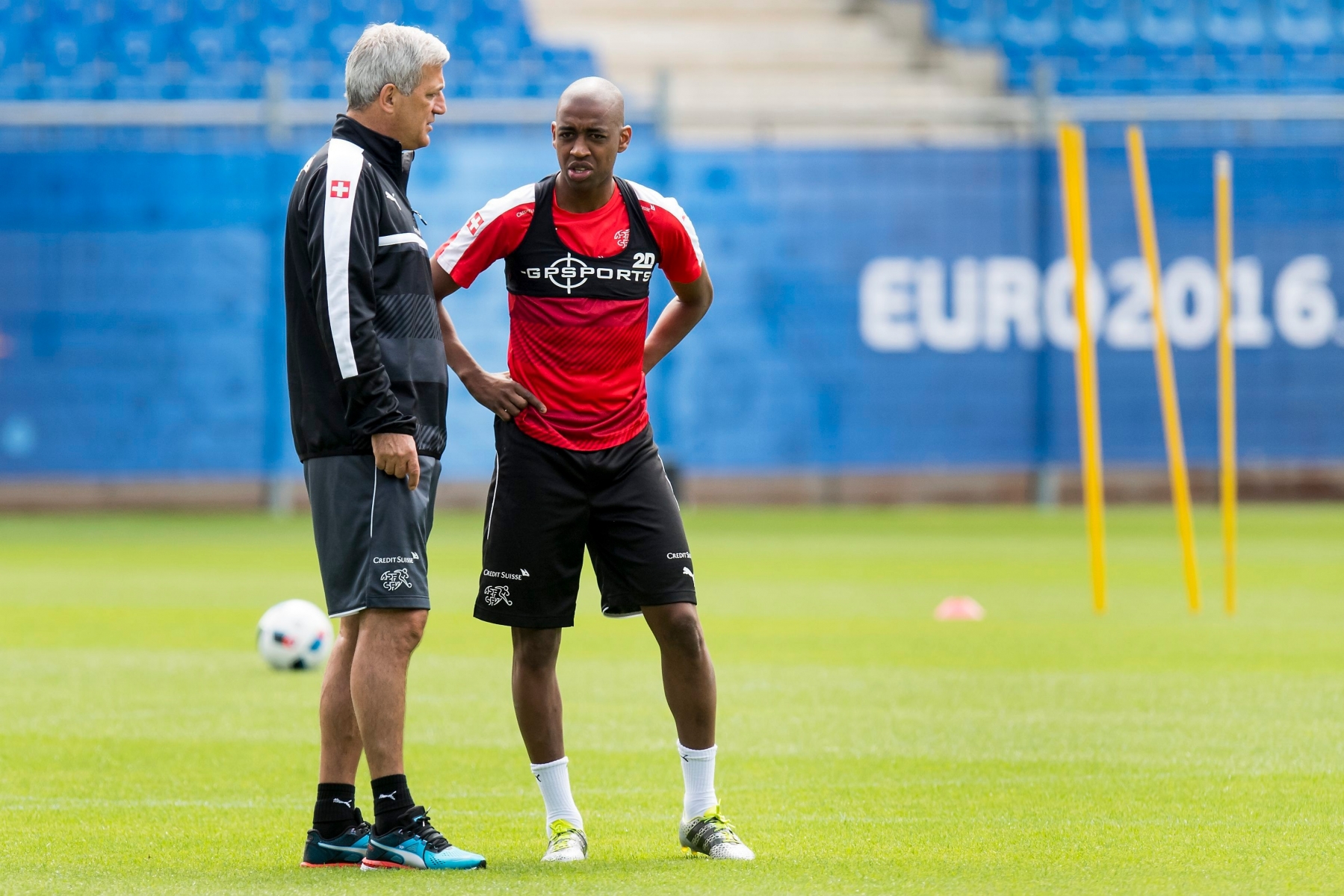 Gelson Fernandes, ici en pleine discussion avec le coach  de l'équipe de Suisse Vladimir Petkovic, devrait demeurer à Rennes.