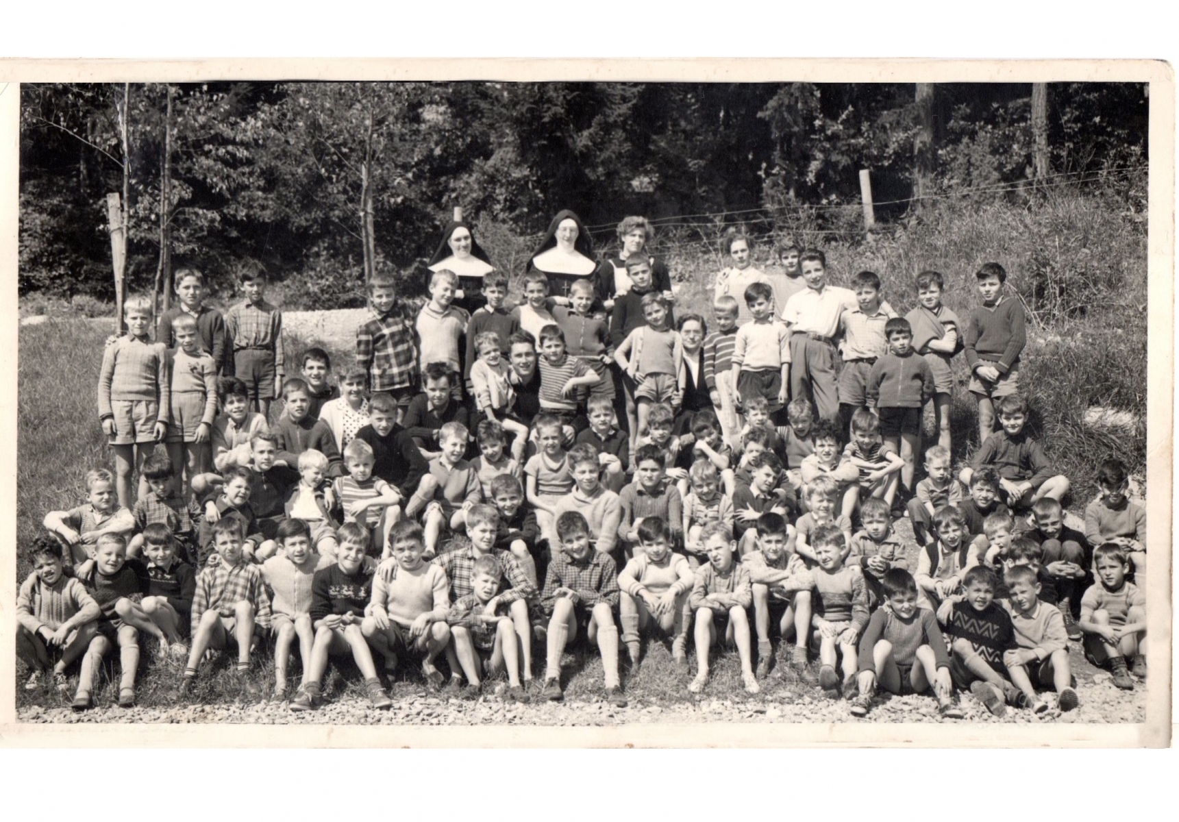 Camp des garçons en 1957. Directeur Gaston Moret, instituteur à Martigny (Oskar Darbellay, photographe).