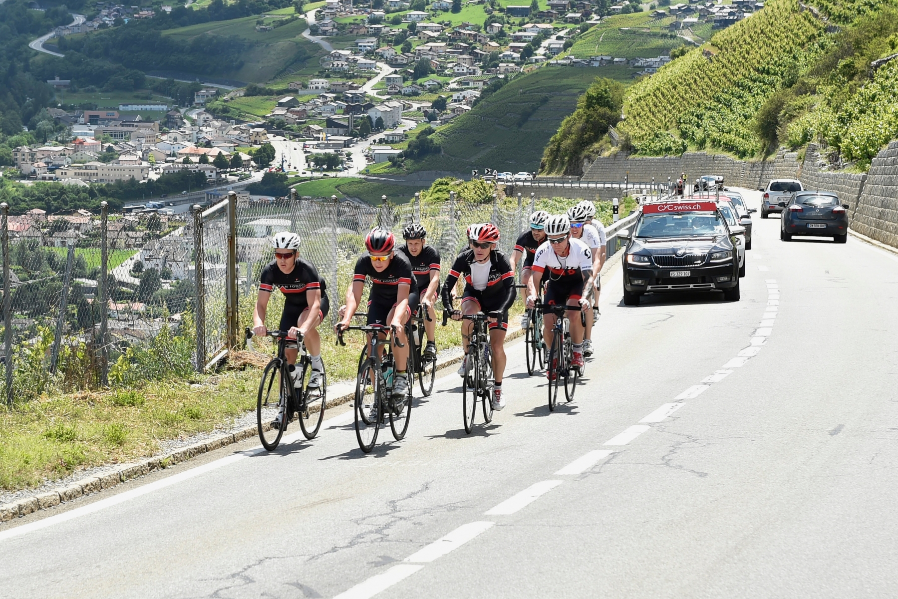 Martigny- 18 juin 2016 - Tour de France, le comité de Finhaut fait l'étape au complet. (Le Nouvelliste/ Héloïse MARET)