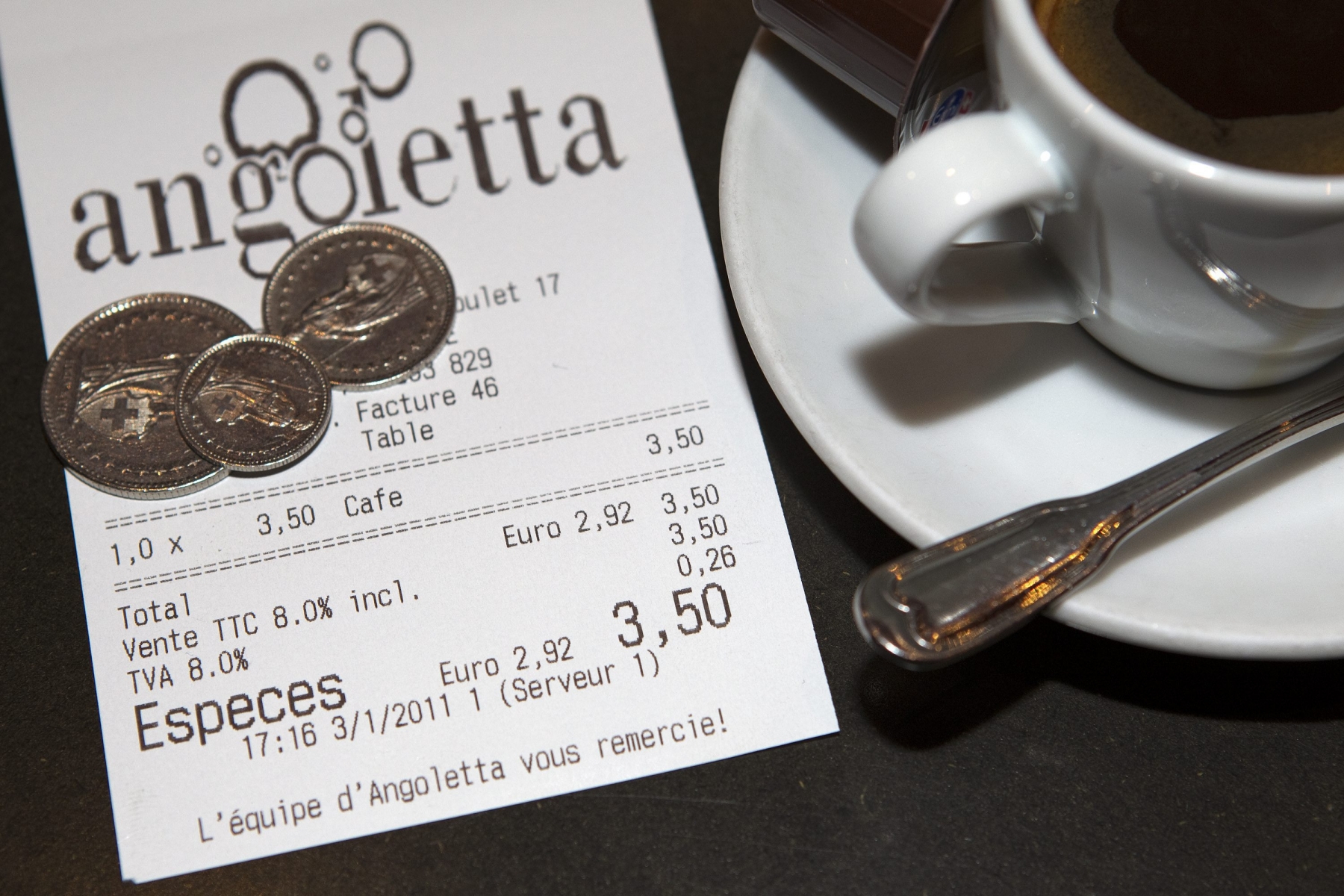 ARCHIVES - Un ticket de caisse montre la TVA a 8 pour-cent pose vers une tasse de cafe au restaurant Angolletta, ce lundi 3 janvier 2011 a Geneve. Les Suisses debourseront davantage pour la TVA (taxe sur la valeur ajoutee) en 2011. (KEYSTONE/Salvatore Di Nolfi) SCHWEIZ MEHRWERTSTEUER