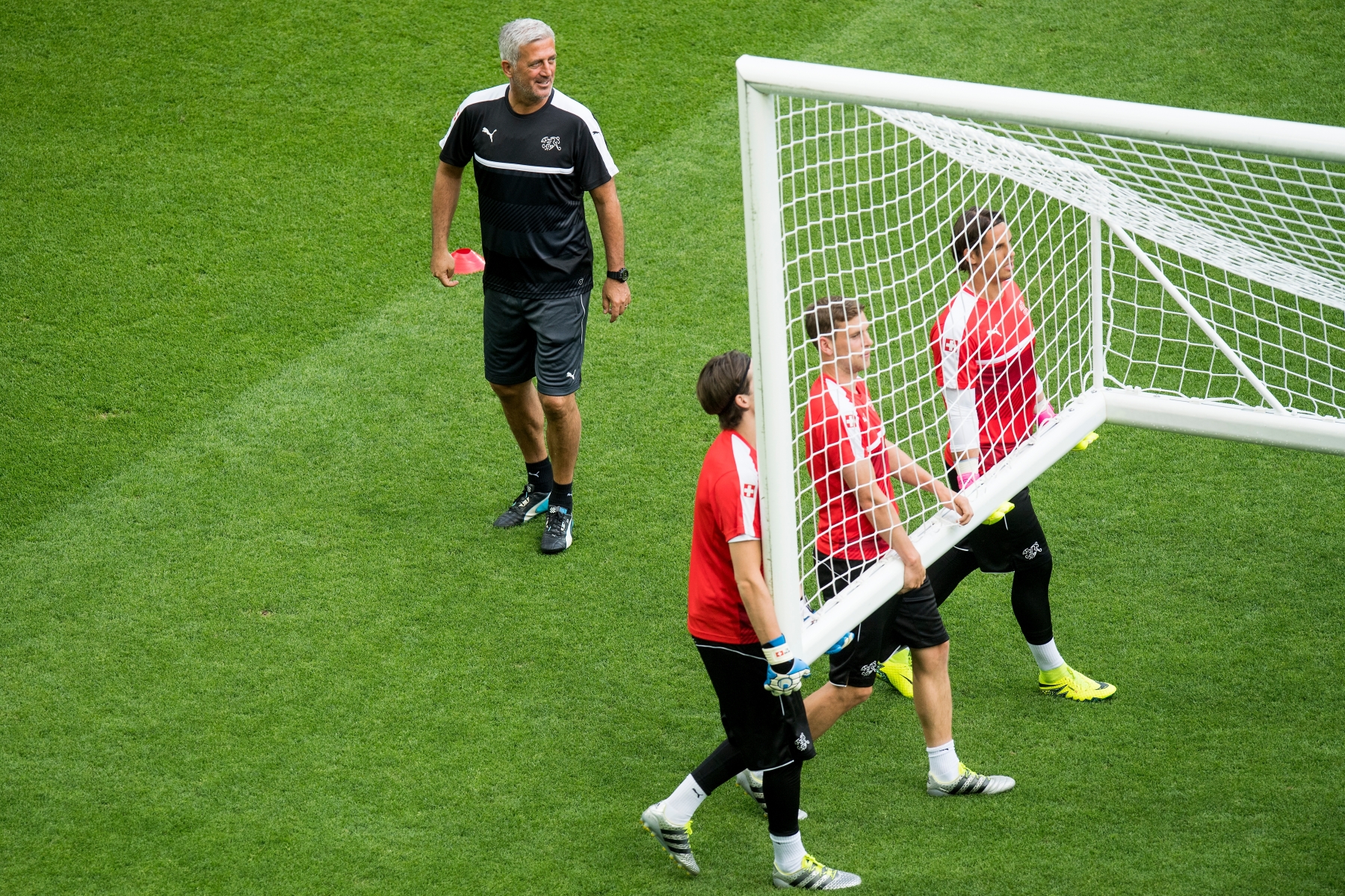 Swiss head coach Vladimir Petkovic, left, reacts next to his players during a training session, at the Geoffroy Guichard stadium in Saint-Etienne, France, Friday, June 24, 2016. The Swiss national soccer team will play a round of 16 match between Poland on Saturday during the UEFA EURO 2016 soccer championship in France. (KEYSTONE/Jean-Christophe Bott) FRANCE SWITZERLAND SOCCER EURO 2016