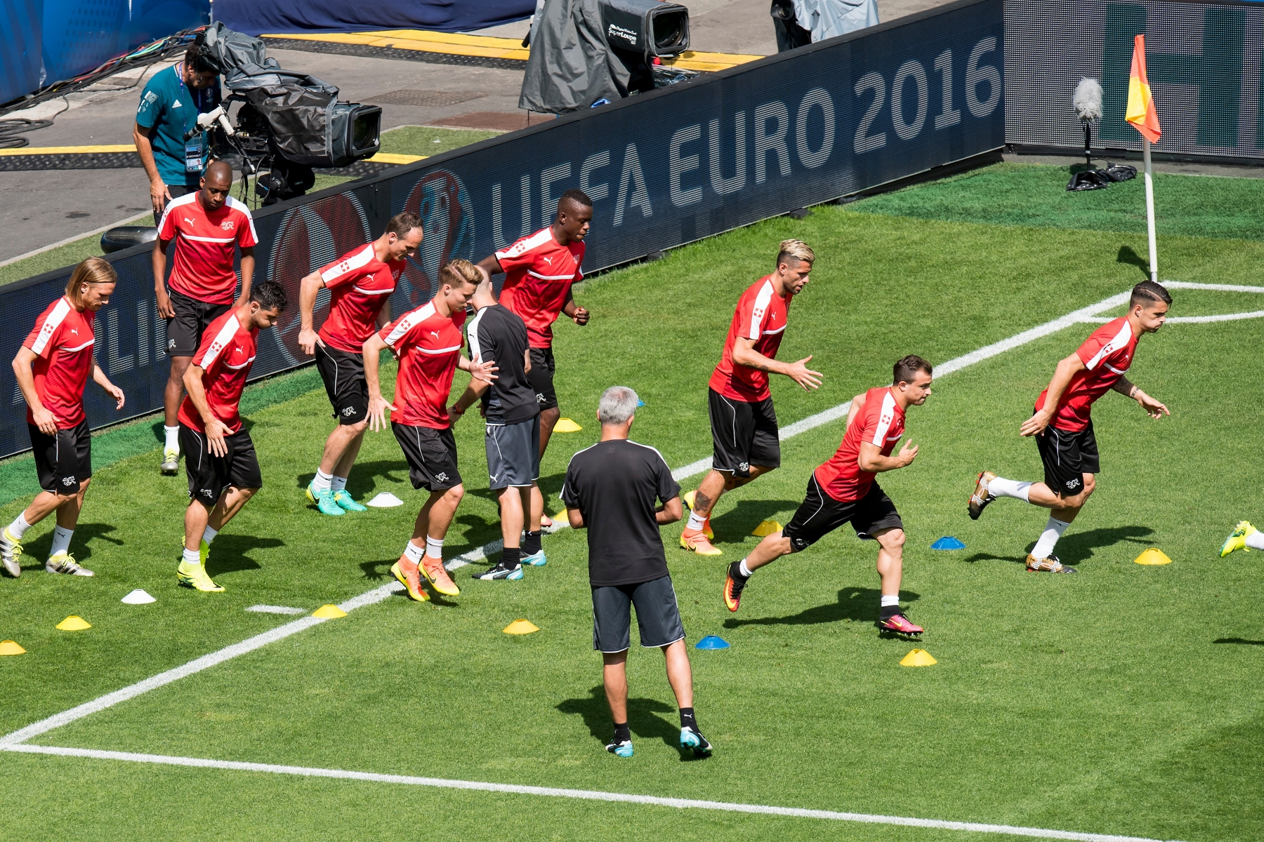 Swiss soccer players, in action during a training session, at the Geoffroy Guichard stadium in Saint-Etienne, France, Friday, June 24, 2016. The Swiss national soccer team will play a round of 16 match between Poland on Saturday during the UEFA EURO 2016 soccer championship in France. (KEYSTONE/Jean-Christophe Bott) FRANCE SWITZERLAND SOCCER EURO 2016