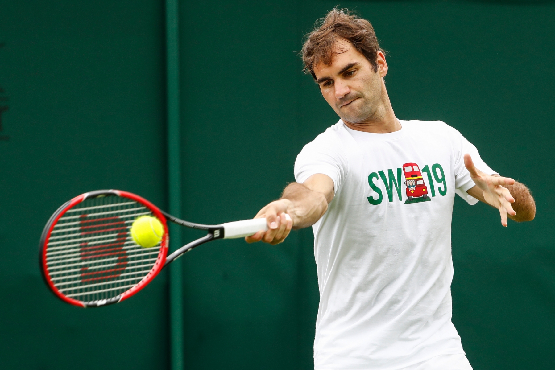 Roger Federer of Switzerland hits a ball during a training session at the All England Lawn Tennis Championships in Wimbledon, London, Thursday, June 23, 2016. The Wimbledon Tennis Championships 2016 will be held in London from 27 June to 10 July. (KEYSTONE/Peter Klaunzer) BRITAIN TENNIS WIMBLEDON 2016
