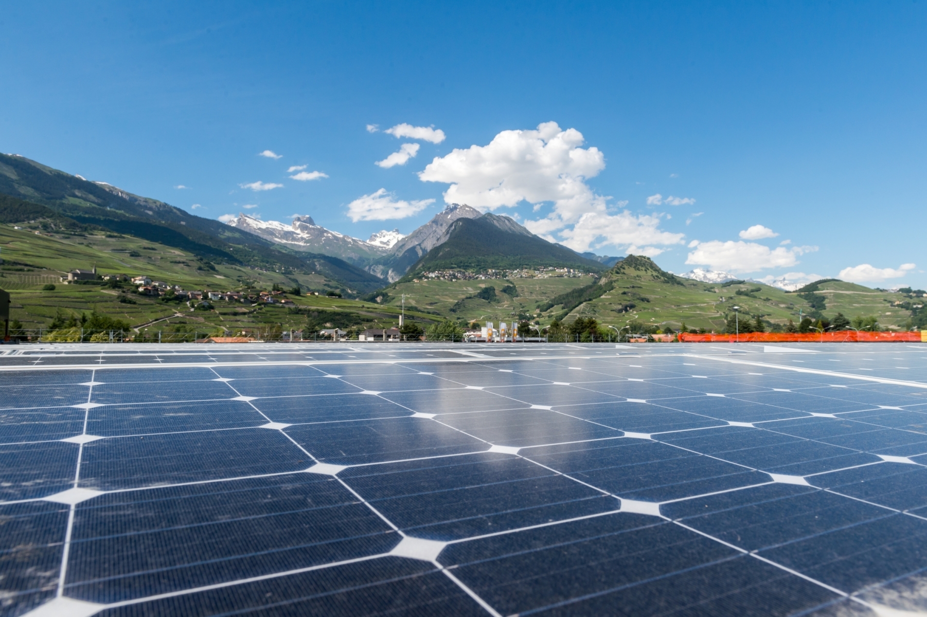 CHANTIER MIGROS IMPLENIA

 juin 2013

(PHOTO-GENIC.CH/ OLIVIER MAIRE)Greewatt a participé à l'installation de 8200 m2 de panneaux solaires sur le toit du Forum des Alpes à Conthey.

photo-genic.ch / Olivier Maire  IMPLENIA