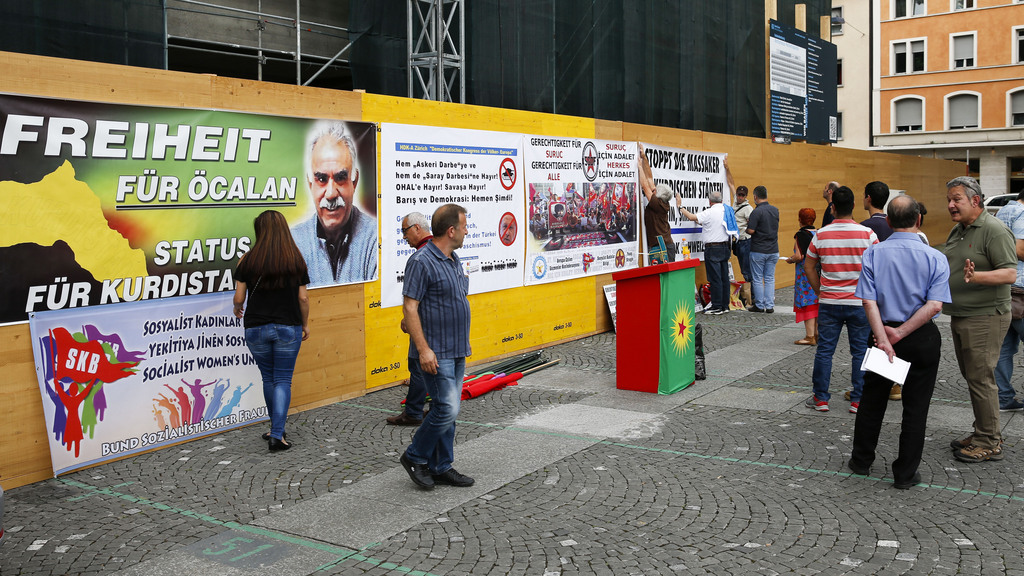 Près de 120 opposants se sont réunis à Zurich pour protester contre le président turc Erdogan. 
