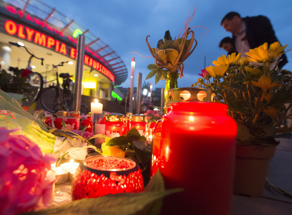 Des centaines de personnes ont pleuré ensemble les victimes de la fusillade.