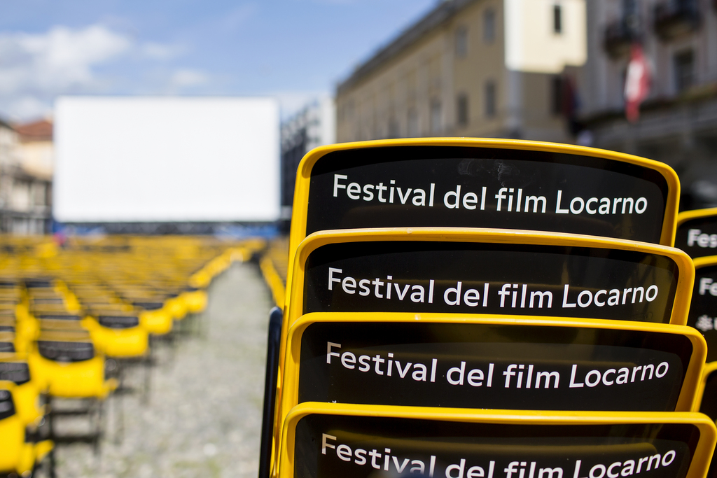 Centre névralgique et d'attention du festival comme chaque année, la Piazza Grande permet à 8000 personnes d'assister aux projections sous les étoiles, à raison de deux films par soirée. 