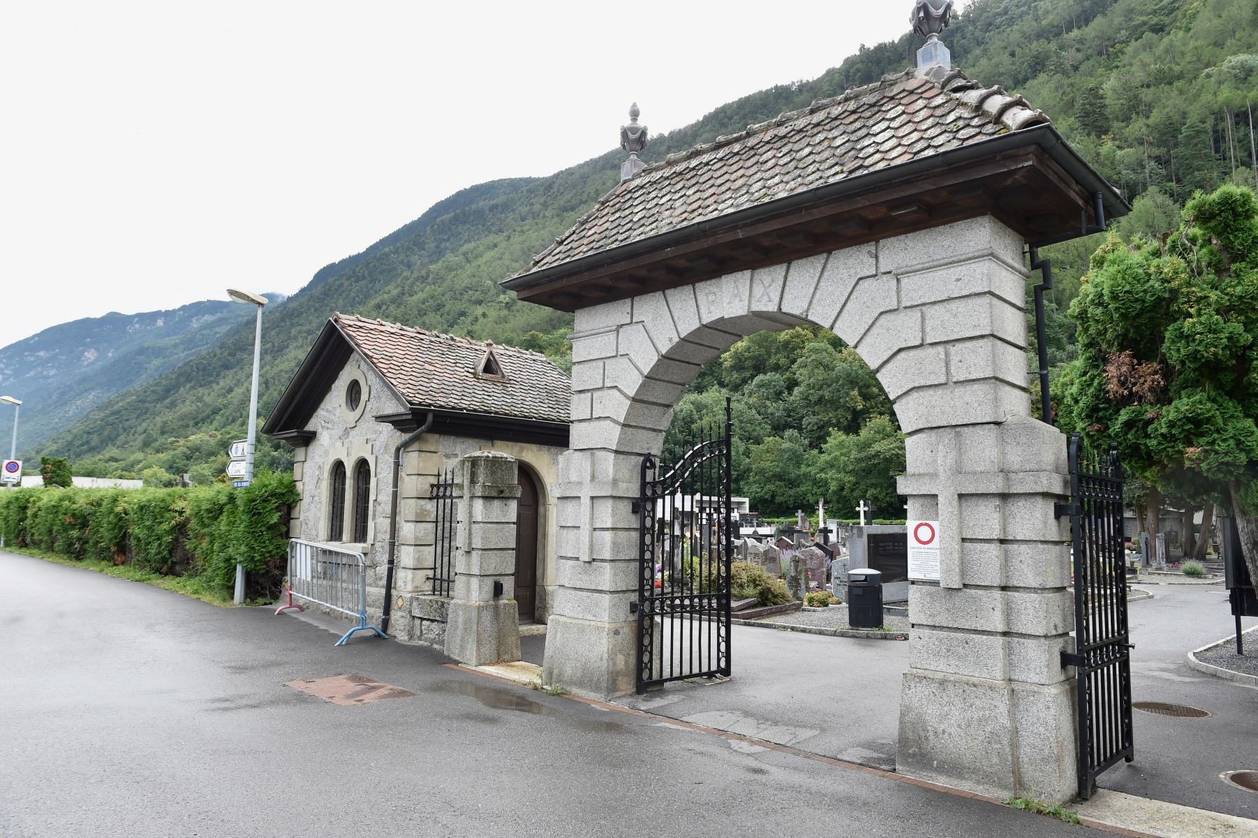 Martigny - 14 juillet 2016 - Portail d'entrée du cimetière de Martigny. (Le Nouvelliste/ Héloïse MARET)