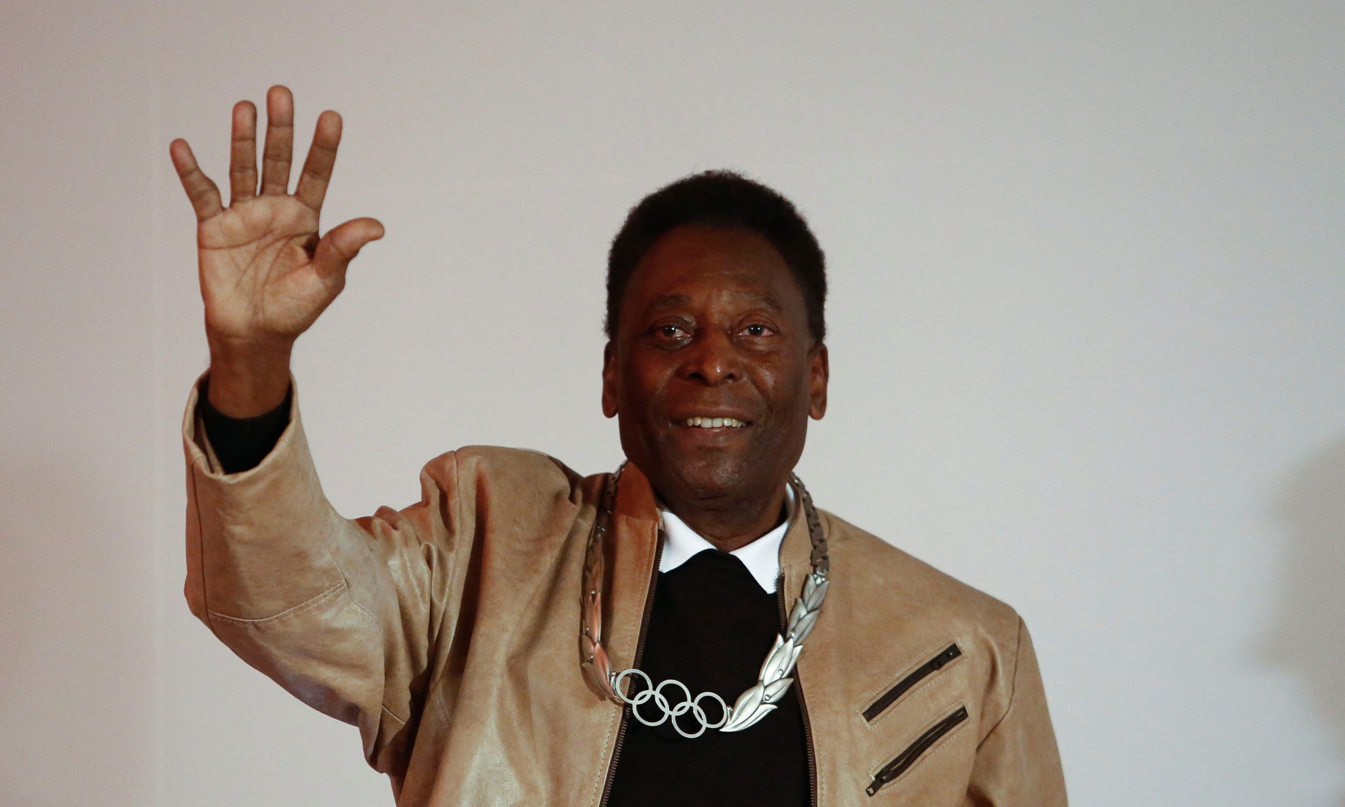 Brazilian retired footballer Edson Arantes do Nascimento, know as Pele, waves after being decorated with an Olympic Order Medal at the Pele Museum in Santos, Sao Paulo, Brazil, on June, 16, 2016.   / AFP PHOTO / Miguel Schincariolpele OLY-2016-RIO-PELE