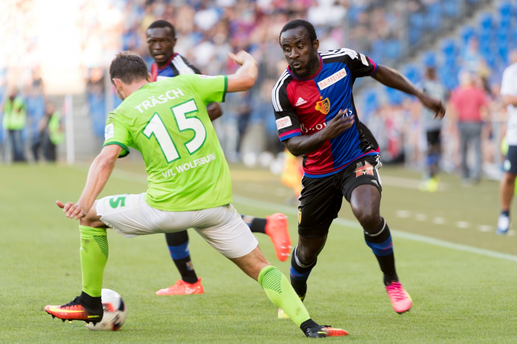 Wolfsburg's Christian Traesch, left, fights for the ball against Basel's Seydou Doumbia, right, during a friendly soccer match between Switzerland's FC Basel 1893 and Germany's VfL Wolfsburg at the St. Jakob-Park stadium in Basel, Switzerland, on Tuesday, July 19, 2016. (KEYSTONE/Georgios Kefalas)d SOCCER BASEL WOLFSBURG