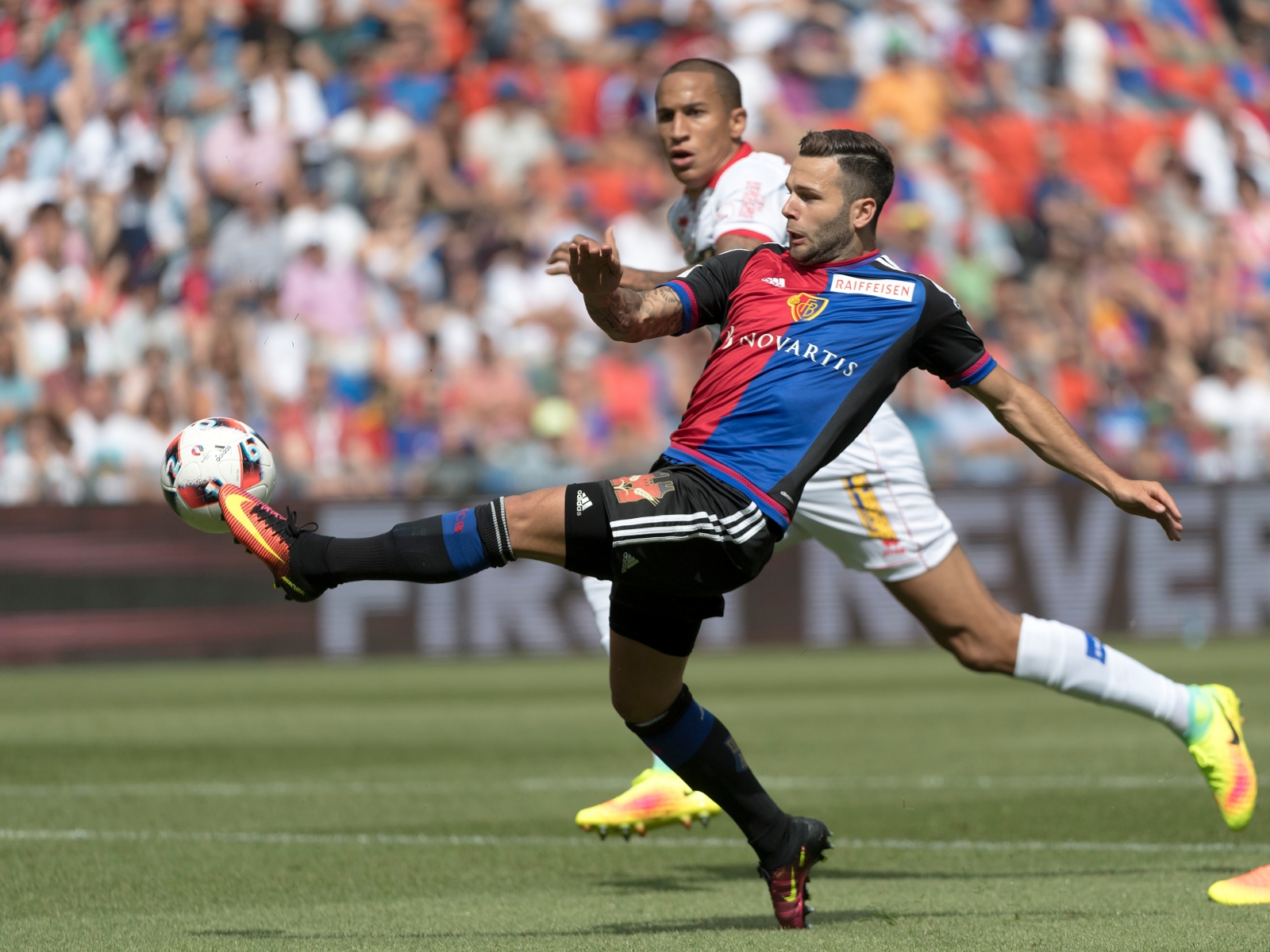 Basel's Renato Steffen, front, and Sion's Leo Lacroix, back, in action during a Super League match between FC Basel 1893 and FC Sion, at the St. Jakob-Park stadium in Basel, Switzerland, on Sunday, July 24, 2016. (KEYSTONE/Georgios Kefalas) SWITZERLAND SOCCER BASEL SION