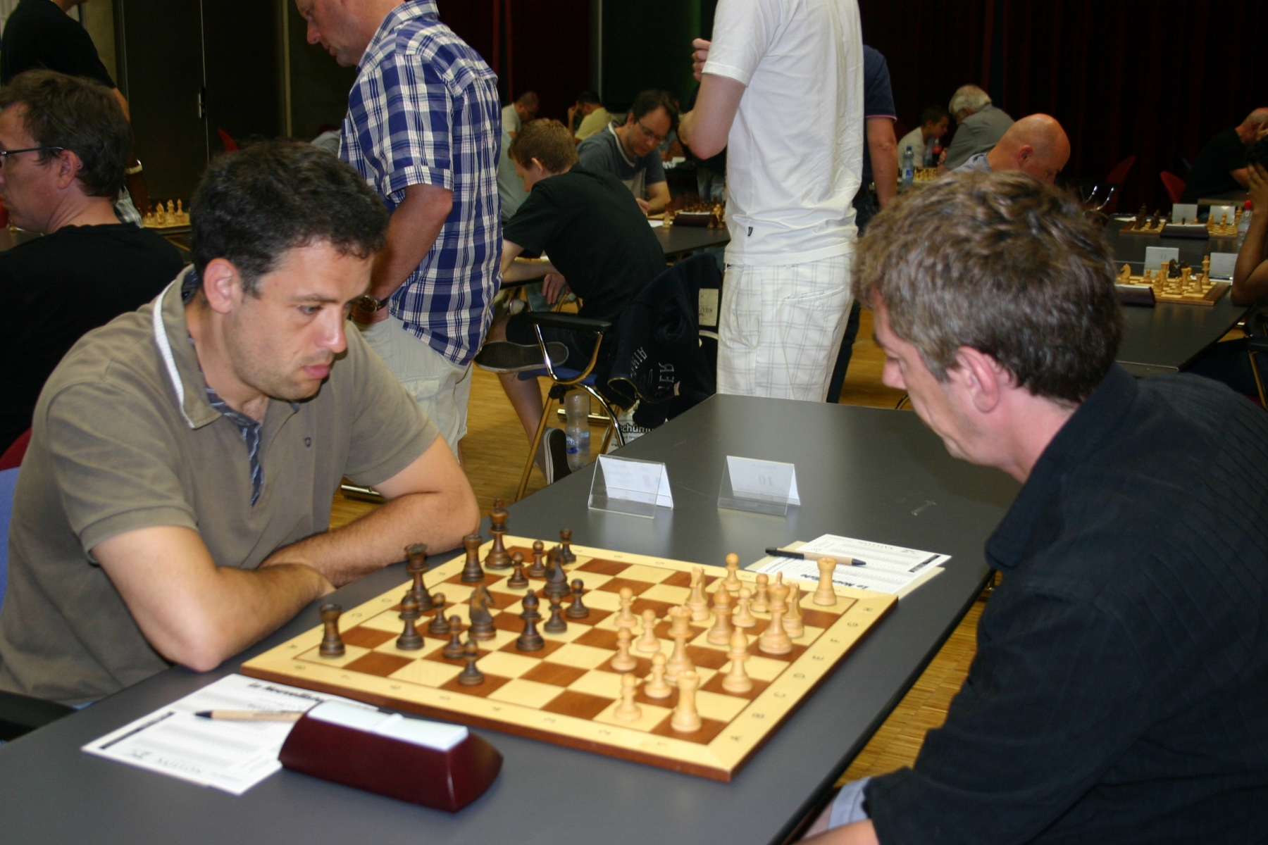 Christian Bauer (à gauche), numéro 1 du tournoi ici face au suisse Christian Terraz, devra cravacher ferme s'il entend remporter l'open 2013.



Le Nouvelliste