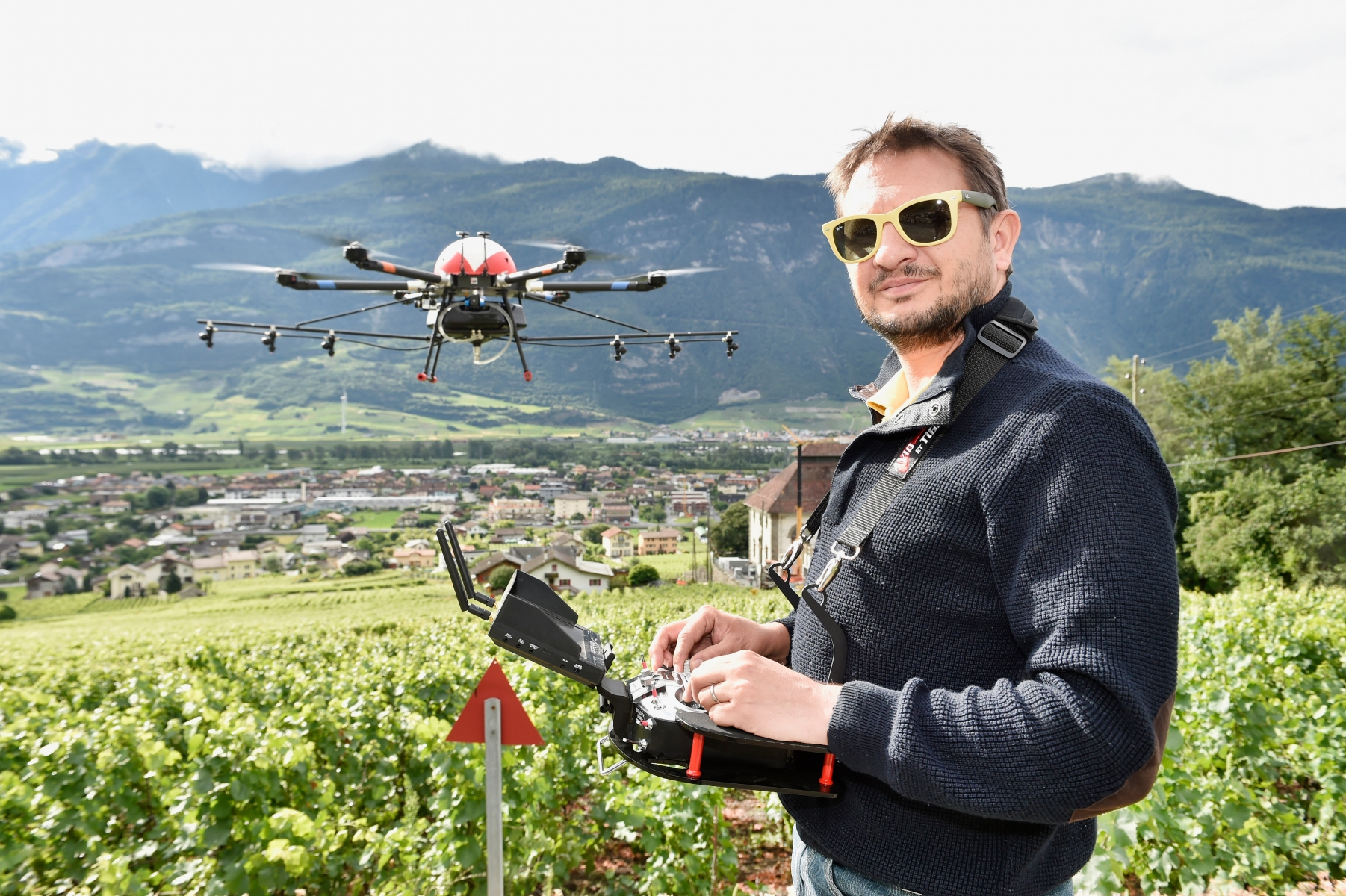 Fully - 14 juillet 2016



La start-up Fly and Film a développé l'utilisation de drones pour sulfater les vignes. Démonstration à Fully.

Ici, Frédéric Hemmeler, directeur général de Fly and Film.



Héloïse Maret/Le Nouvelliste