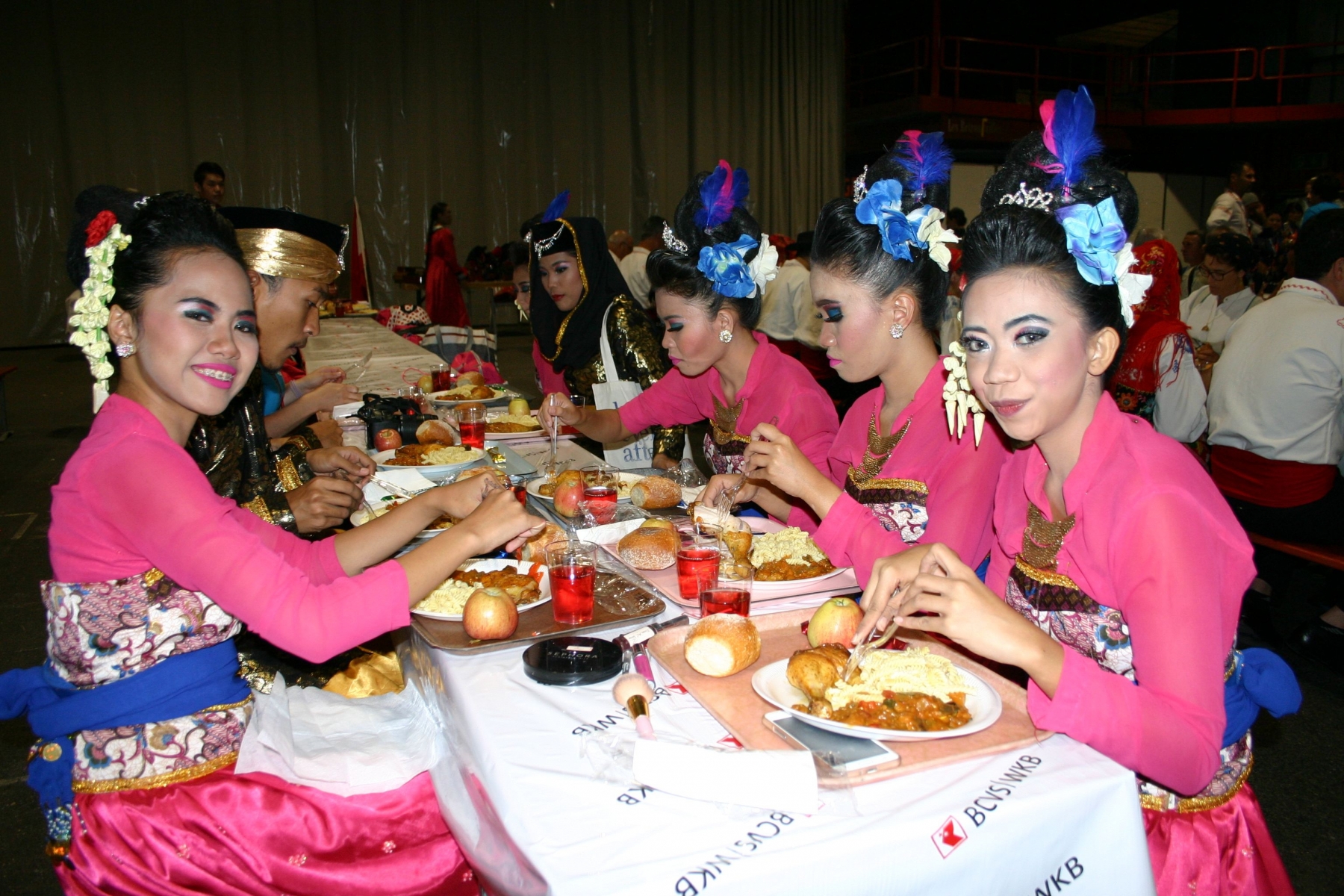 Les danses de l'Indonésie à l'heure du repas du soir. le nouvelliste