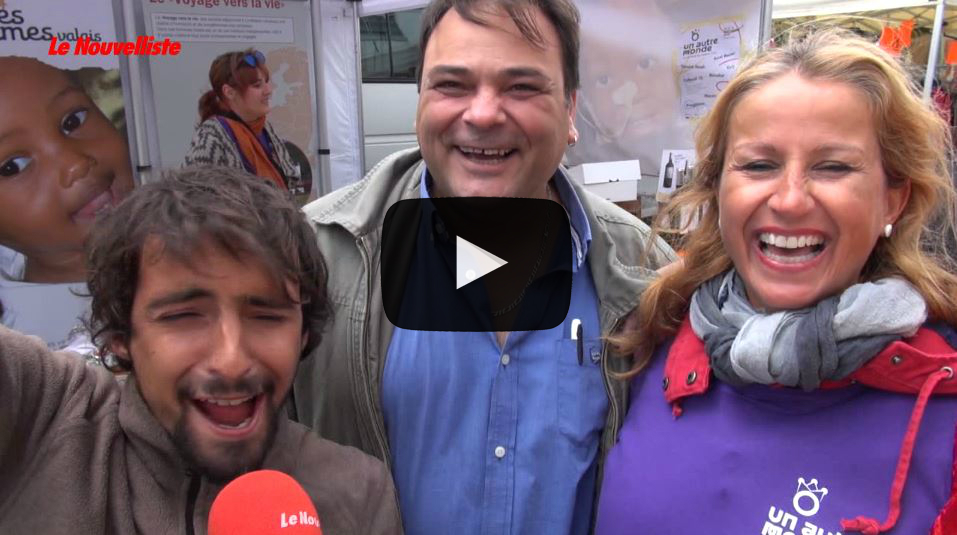 On est passé par le marché de Martigny jeudi pour un microtrott musical sur Johnny Hallyday. Il s'est transformé en karaoké sur le titre "Allumer le feu".